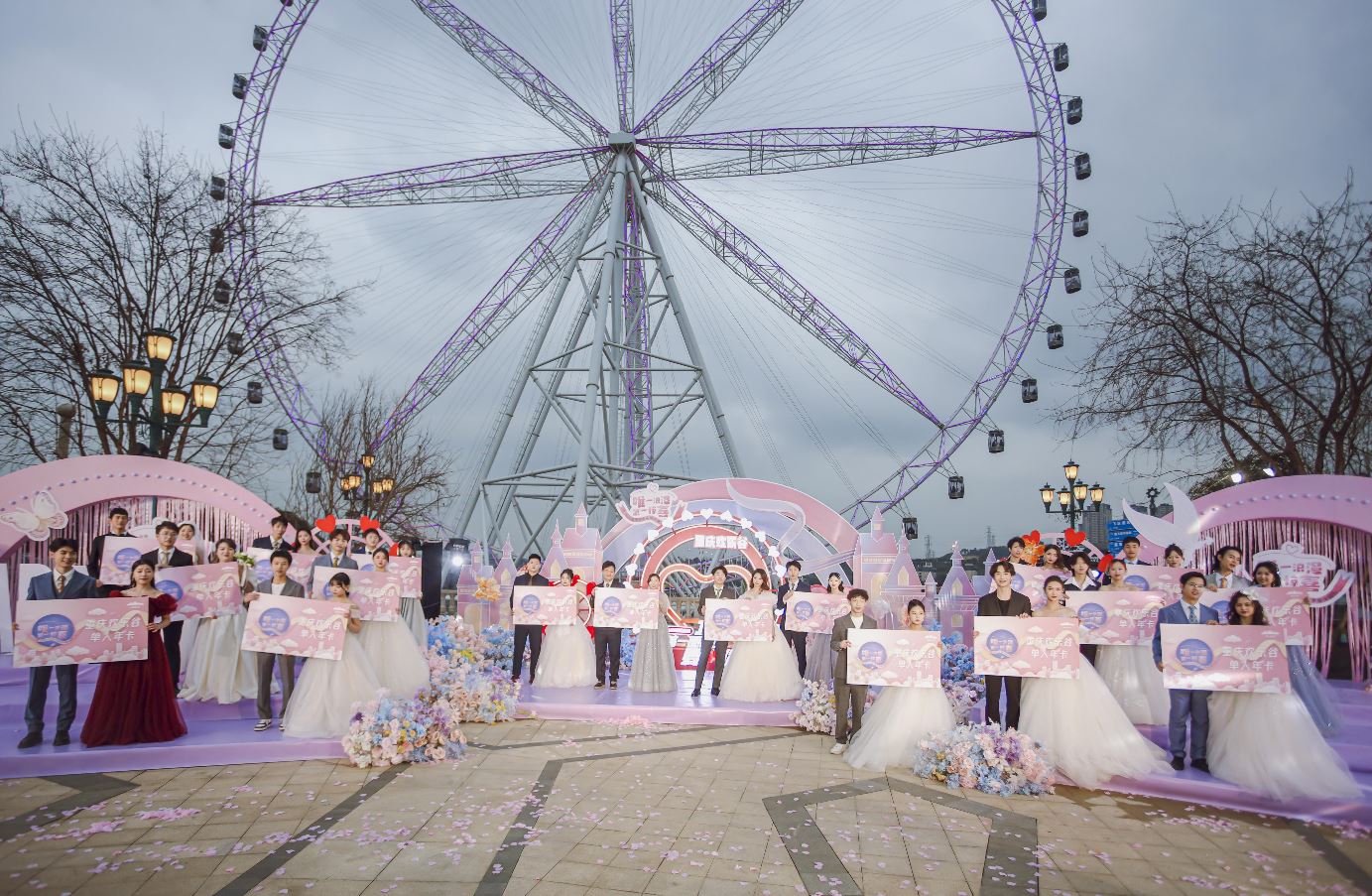 两江新区：摩天轮集体婚礼 新人享受浪漫幸福时刻